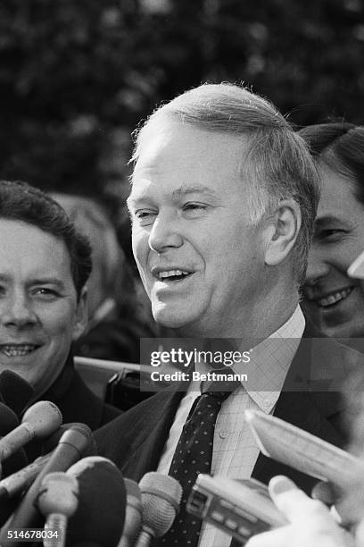 Washington, DC: Sen. Bob Packwood, R-Ore., chairman of the Senate Finance Committee, talks with reporters after meeting with President Reagan. PH.:...