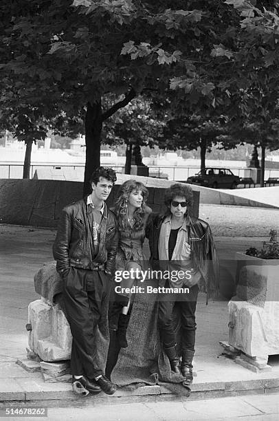 Bob Dylan poses for publicity photos with his co-stars Rupert Everett and Fiona Flanagan in the movie "Hearts of Fire" in London.