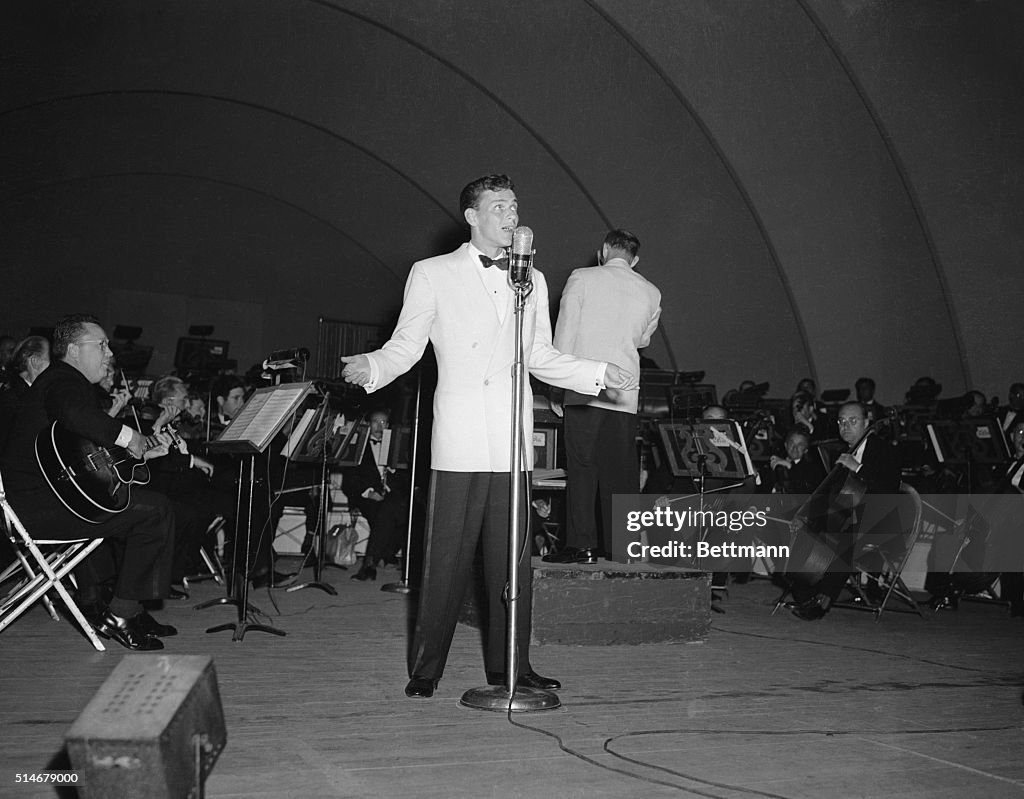 Frank Sinatra Crooning