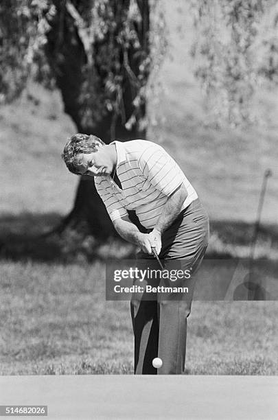 Golfer Fuzzy Zoeller putts during the 1982 British Open Golf Championship, which he won, at Troon, Scotland.