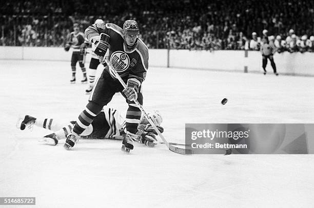 Wayne Gretzky of the Edmonton Oilers skates with the puck past a fallen Chicago Blackhawks' defenseman in the 1st period of game 6 of their playoff...