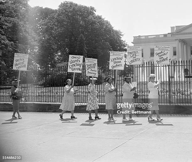 Members of the National Association of Colored Women picket the White House in protest of a quadruple lynching in Georgia.