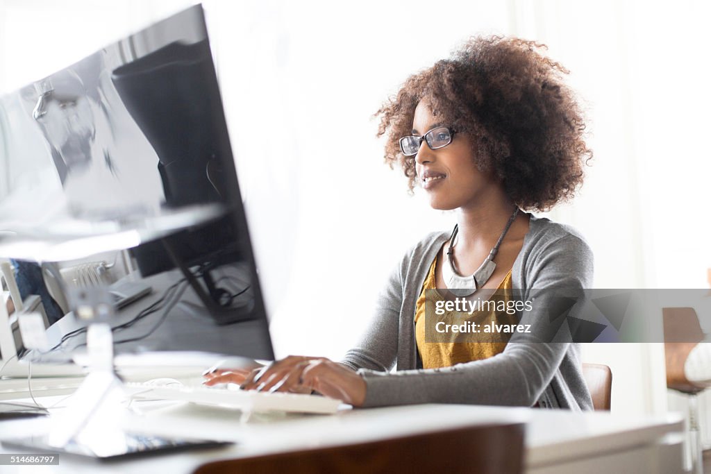 Candid Porträt eines jungen Frauen arbeiten