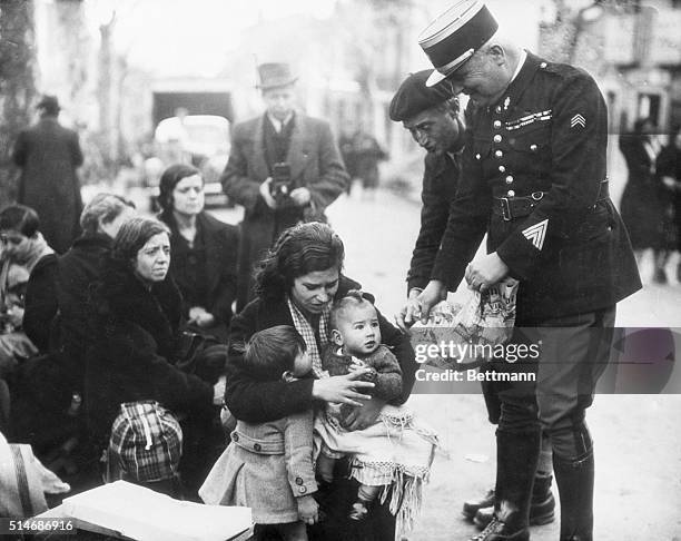 Refugees from Franco's capture of Barcelona have fled to France, where they encounter a gendarme.