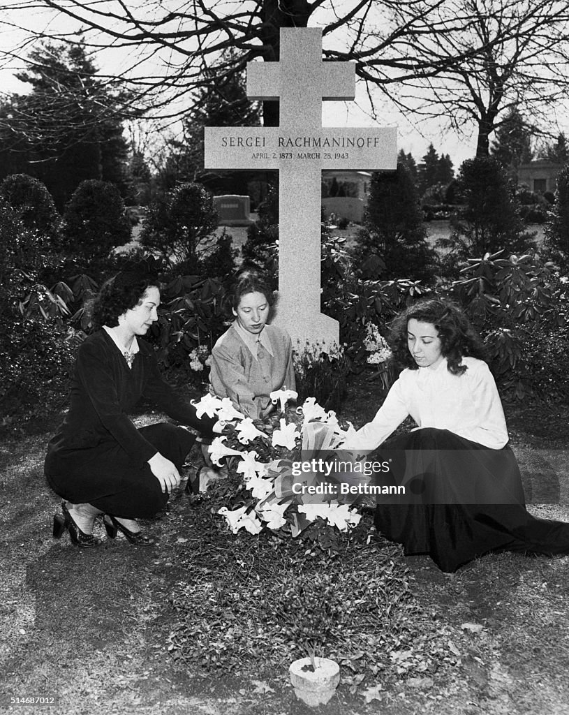 Young Pianists Place Flowers/Rachmaninof