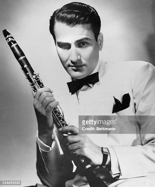 Jazz clarinetist and bandleader Artie Shaw holding his clarinet.