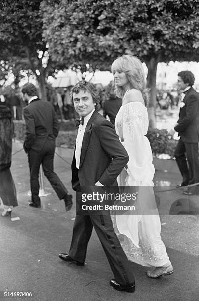 Dudley Moore and Susan Anton arrive at the Dorothy Chandler Pavillion for the Academy Awards. Los Angeles, 1982.