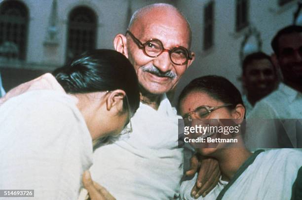 Mahatma Ghandi enjoys a laugh with his two granddaughters Ava and Manu at Birla House in New Delhi.