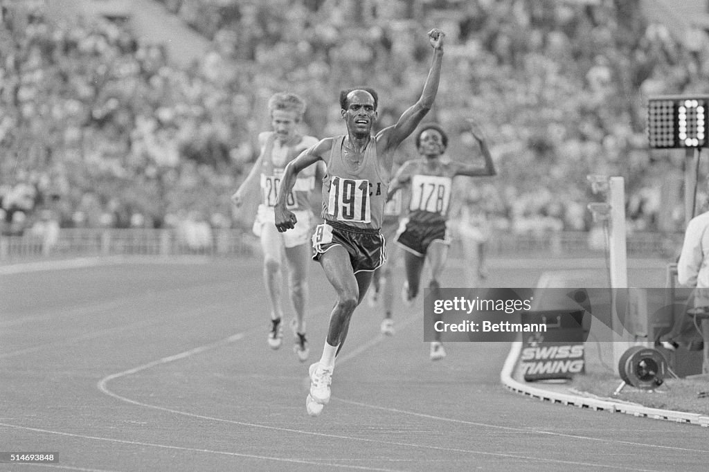 Winner Of 10,000 Meter Raises Hand