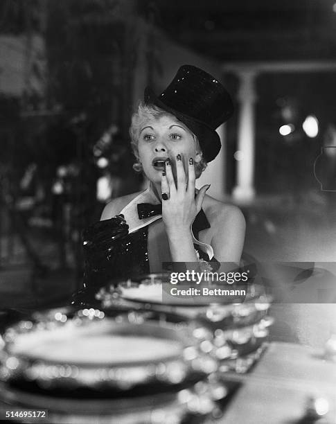 Lucille Ball Applying Stage Makeup, Foto jornalística