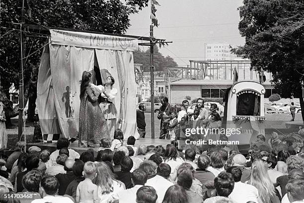 San Francisco:The San Francisco Mime troupe entertains. A routine feature of life in Haight-Ashbury is outdoor theatre, admission free. 7/1/1967