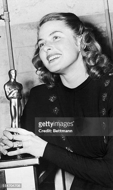 Ingrid Bergman in 1945 with the Oscar she received for her performance in Gaslight, in which she costarred with Charles Boyer.