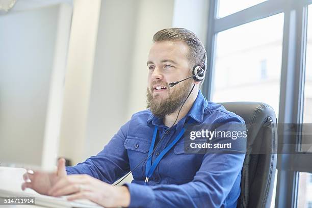 barbudo representante de servicio al cliente - camisa azul fotografías e imágenes de stock