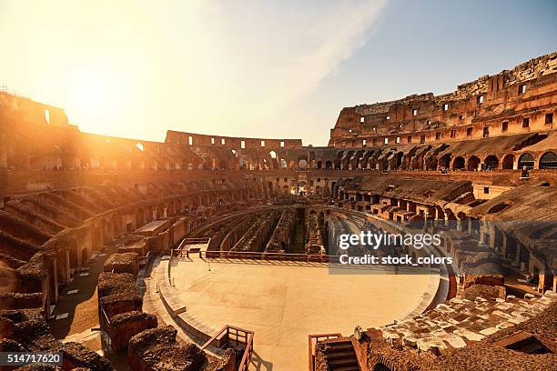 colliseum al tramonto - foro romano foto e immagini stock