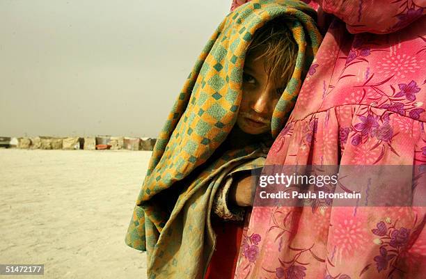 afghan refugees live in squalor - afghan girl stock pictures, royalty-free photos & images