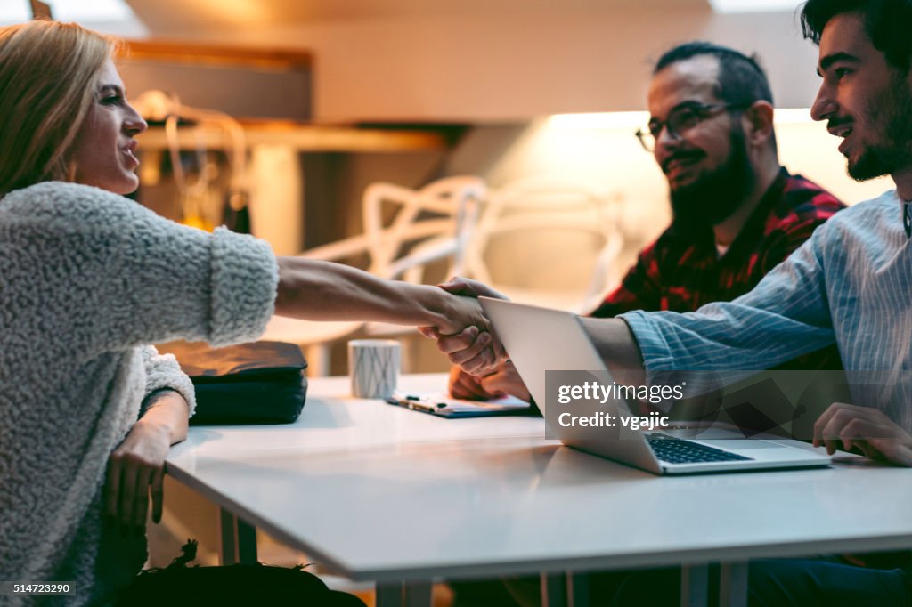 Jovem mulher em uma entrevista de trabalho.