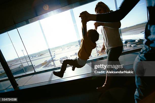 ich will fliegen, zu - flughafen wien stock-fotos und bilder