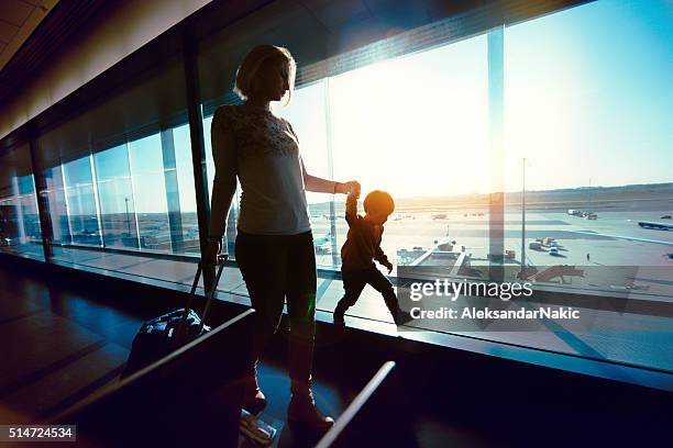 am flughafen - flughafen wien stock-fotos und bilder
