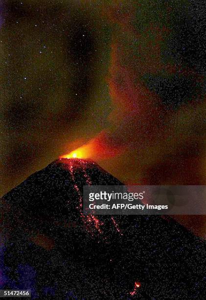 Vista del volcan de Colima o "Volcan de Fuego", ubicado a unos 500 km al oeste de Ciudad de Mexico, en una de sus exalaciones en las primeras horas...
