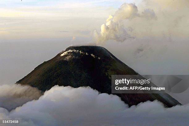 Vista del volcan de Colima o "Volcan de Fuego", ubicado a unos 500 km al oeste de Ciudad de Mexico, en una de sus exalaciones en las primeras horas...