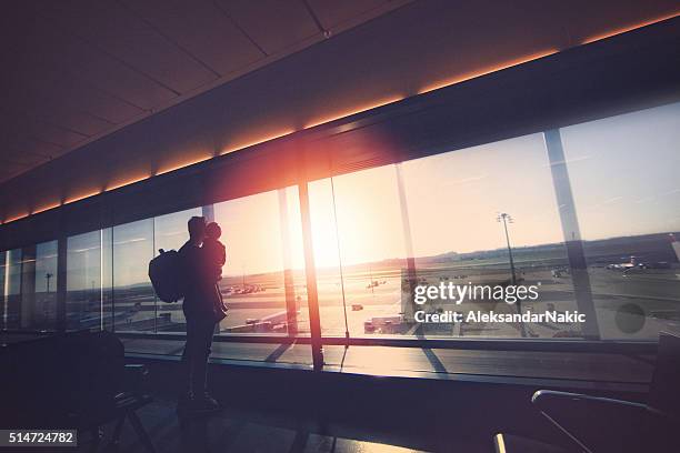 sie warten. - flughafen wien stock-fotos und bilder