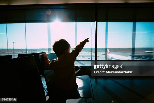 am flughafen - flughafen wien stock-fotos und bilder