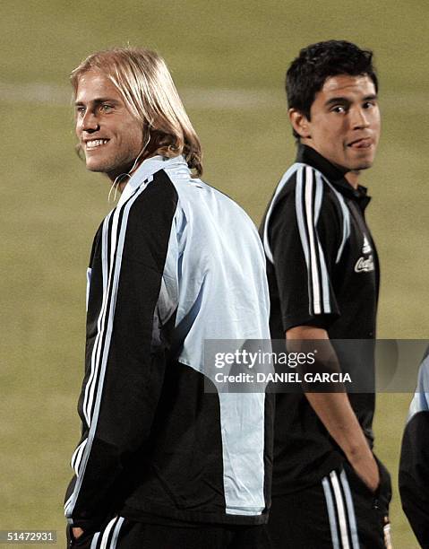 Los jugadores argentinos Luciano Figueroa y Javier Saviola observan el campo de juego durante un reconocimiento de cancha en el Estadio Nacional de...