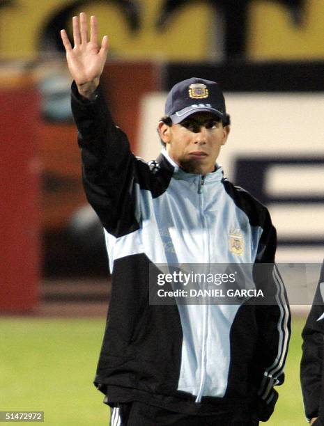 El futbolista argentino Carlos Tevez saluda desde el campo de juego durante un reconocimiento de cancha en el Estadio Nacional de Santiago el 12 de...