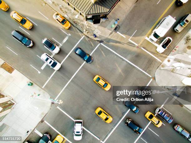 nuevo york coches - yellow taxi fotografías e imágenes de stock