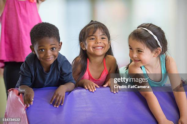 krabbeln eine matte im turnen - kids gymnastics stock-fotos und bilder