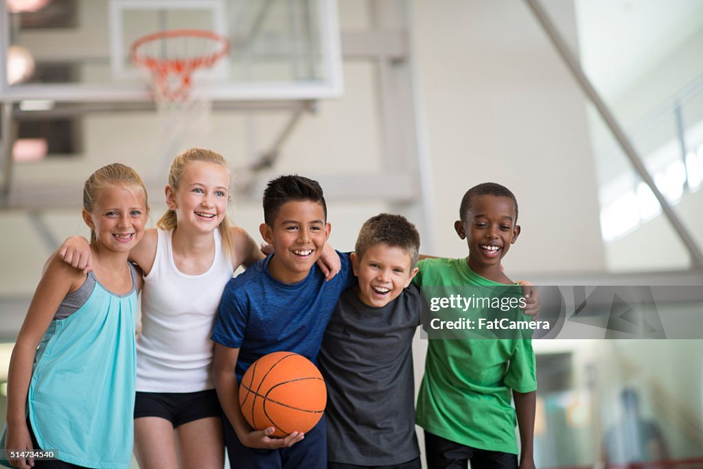 Freunde spielen mit einem Basketball-Spiel
