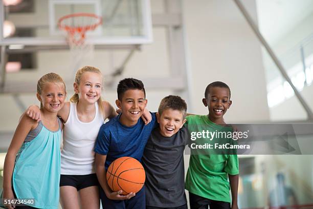 friends playing a basketball game - school sports stockfoto's en -beelden