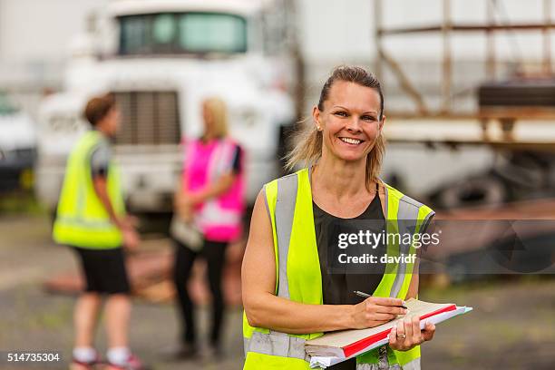 femmes travaillant dans le secteur des transports de porter des vêtements haute visibilité - australian worker photos et images de collection