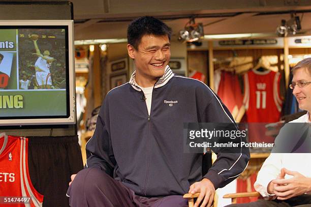 14 Yao Ming Book Signing At Nba Store Stock Photos, High-Res