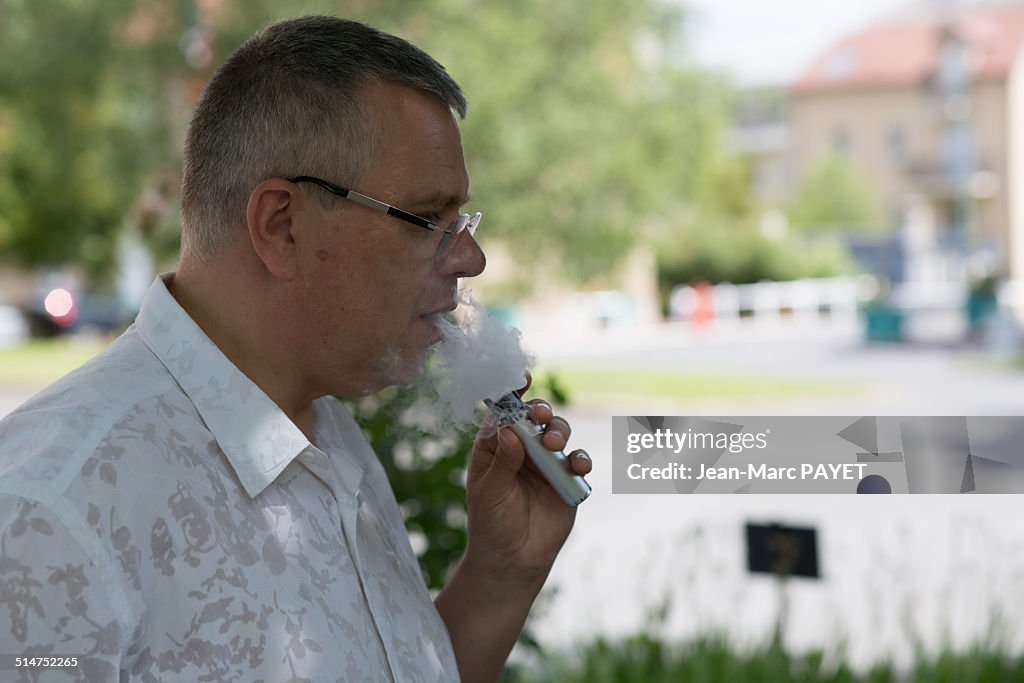 Man with casual look smoking e-cigarette