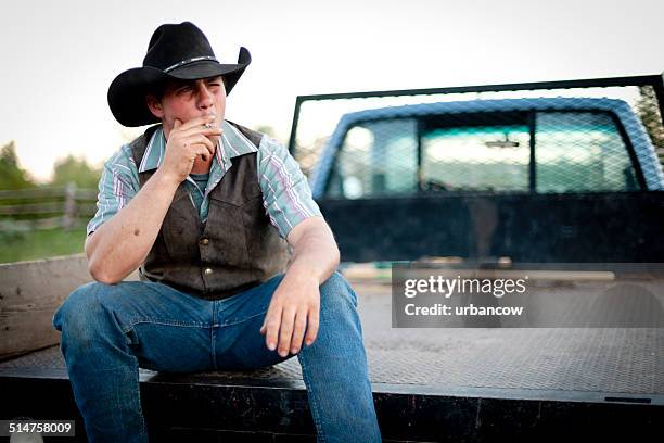 cowboy auf abholung parkplatz - zigarettenpause stock-fotos und bilder