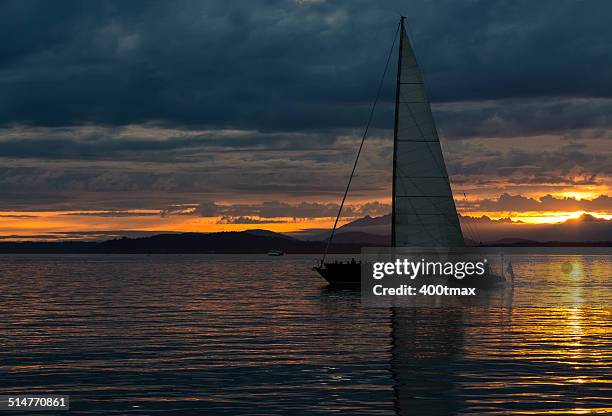 sailboat sunset - bainbridge island 個照片及圖片檔