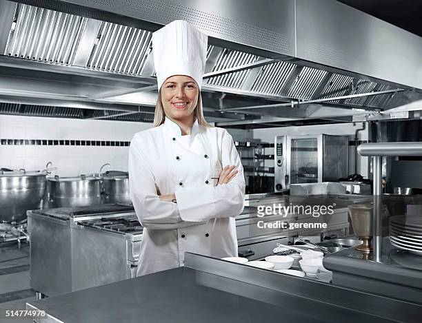 chef mujer - uniforme de chef fotografías e imágenes de stock
