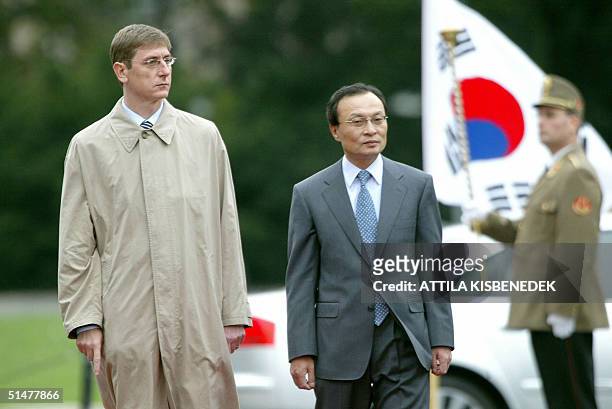 Korean Prime Minister Lee Hai Chan reviews an honor guard with Hungarian Prime Minister Ferenc Gyurcsany near the parliament 14 October 2004. Lee,...
