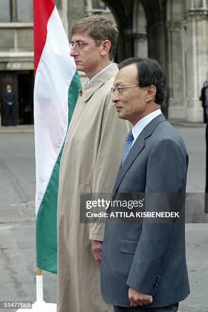 Korean Prime Minister Lee Hai Chan reviews an honor guard with Hungarian Prime Minister Ferenc Gyurcsany near the parliament 14 October 2004. Lee,...