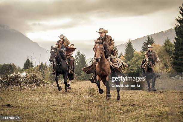 mann und frau, die reiten - cowboys stock-fotos und bilder