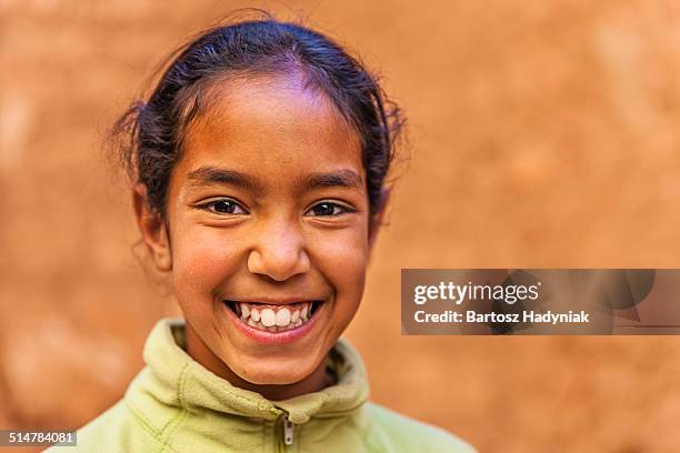beautiful muslim girl in moroccan kasbah - áfrica del norte fotografías e imágenes de stock