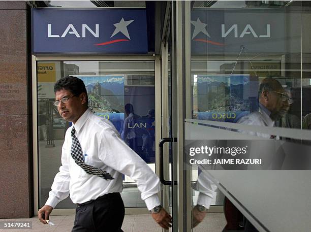 Una persona sale de las oficinas en Lima de la linea aerea Lan Peru el 14 de octubre de 2004. El gobierno peruano suspendio las operaciones...