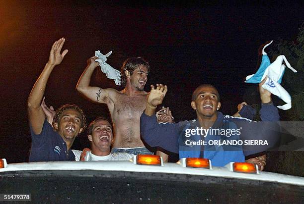 Mario Rodriguez , Dwigth Pezzarossi , Angel Sanabria y Fredy Thompson jugadores del seleccionado guatemalteco de futbol, saludan en la madrugada del...