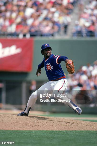 Lee Smith of the Chicago Cubs winds back to pitch during the game against the San Diego Padres at Jack Murphy Stadium on May,1985 in San Diego,...