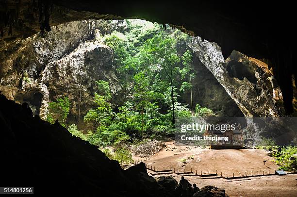 royal pavilion in the phraya nakhon cave, prachuap khiri khan, thailand - phraya-nakhon-cave photos et images de collection