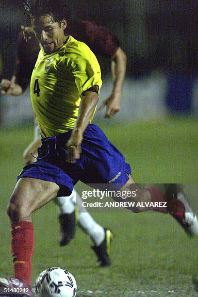 El defensa ecuatoriano Ivan Hurtado transporta el balon en partido ante Venezuela por eliminatorias sudamericanas del Mundial FIFA Alemania 2006, en...