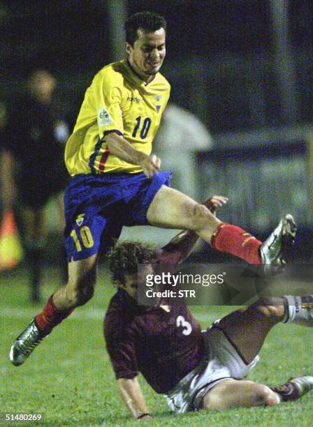 El delantero ecuatoriano Ivan Kaviedes salta sobre el defensa Jose Rey en San Cristobal el 14 de octubre de 2004. Ecuador enfrenta a Venezuela en la...