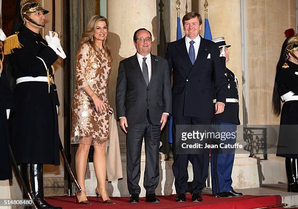 President of France Francois Hollande welcomes King Willem-Alexander of the Netherlands and Queen Maxima of The Netherlands in front of the Elysee...