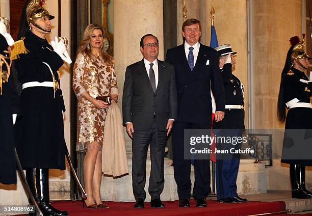 President of France Francois Hollande welcomes King Willem-Alexander of the Netherlands and Queen Maxima of The Netherlands in front of the Elysee...